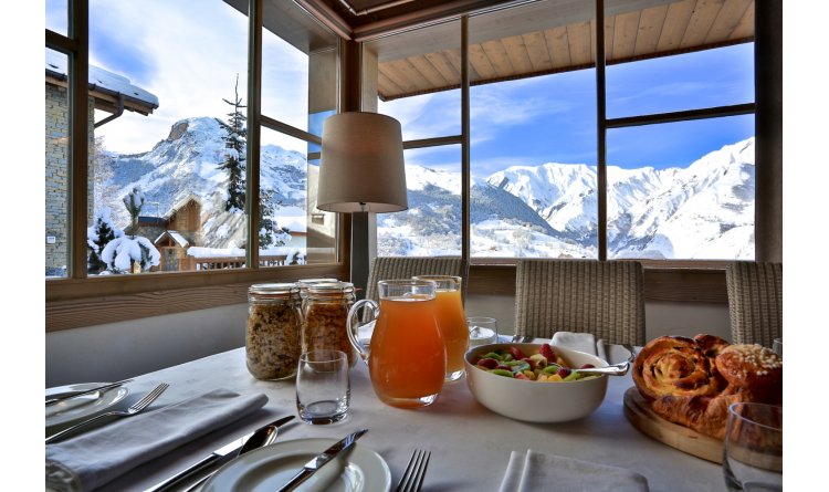 Завтрак зимой фото. Завтрак с видом на зимние горы. Завтрак с видом на горы зимой. Завтрак в Шале. Завтрак в горах зимой.