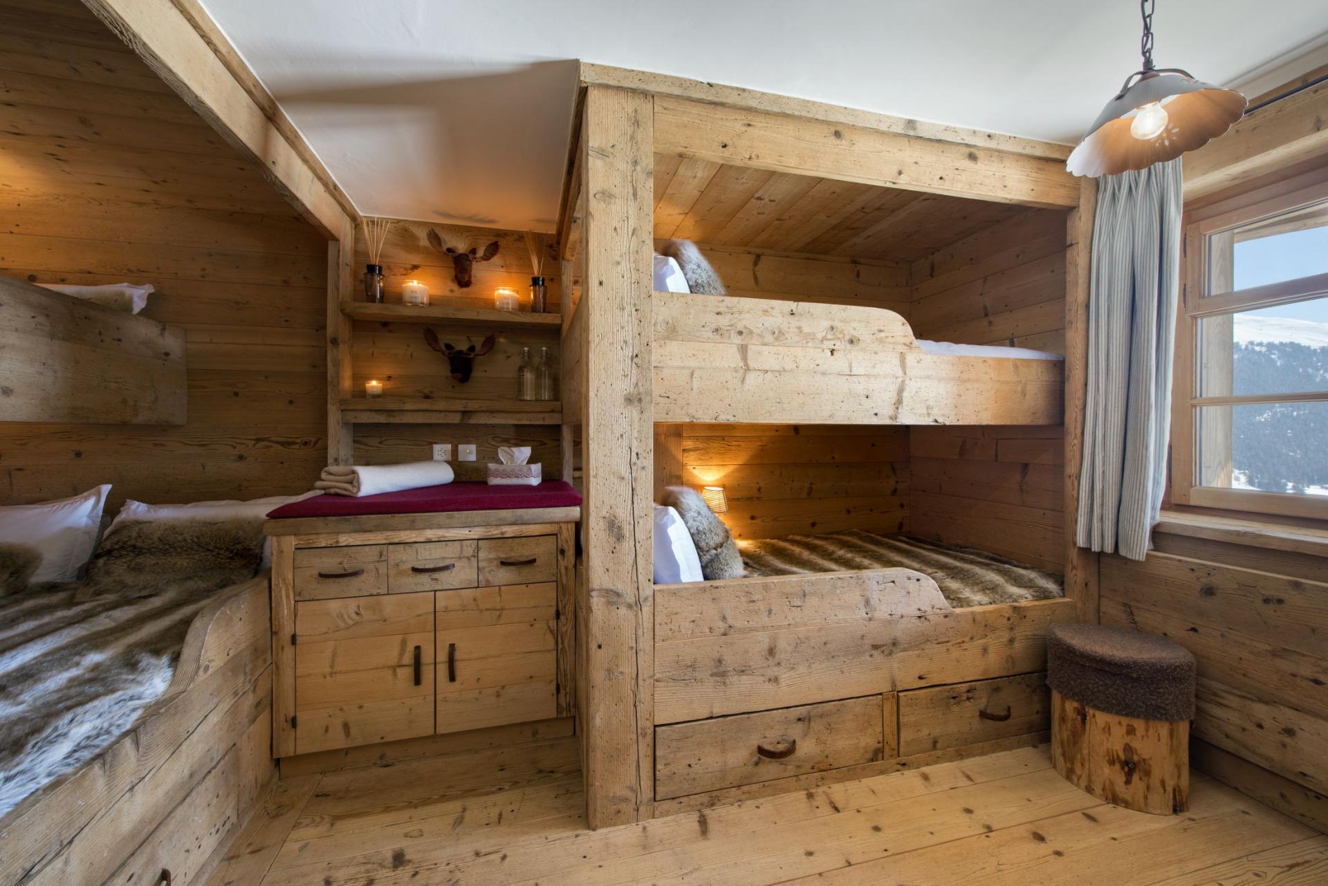 Дома 4 категории. Спальня в деревенском доме. Маленький деревянный домик. Кровать в деревенском доме. Маленький деревянный домик внутри.