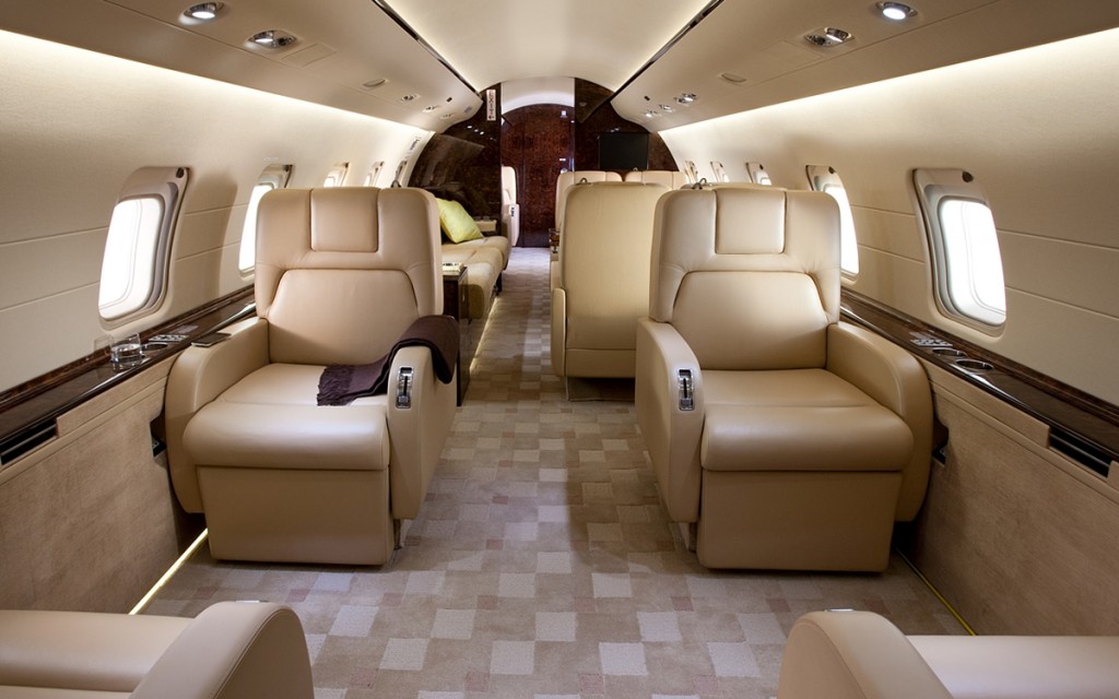 Challenger 850 private jet cabin interior