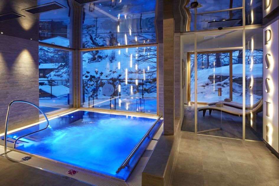 The hot tub in the La Vue spa and wellness area, shared facilities of these Zermatt luxury apartments.