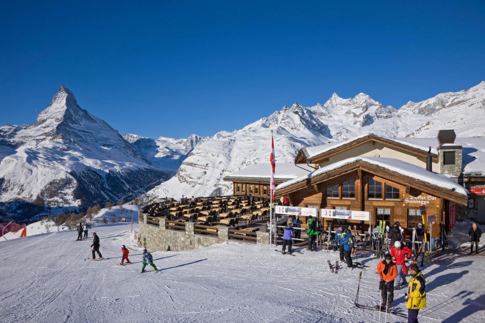 Buffet Bar Sunnega in Zermatt proposing Matterhorn views from the outdoor terrace. One of the best restaurants in Zermatt fo lunch