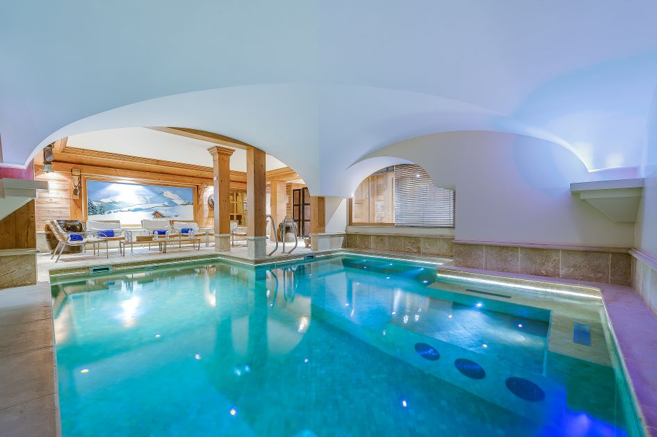 Chalet Montana, ski in ski out chalets in Val d'Isère, luxury chalets with a pool, 