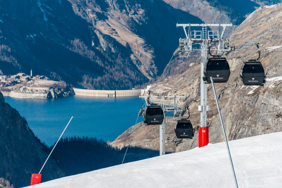 View of Tignes Dam from Piste M. Credit: Office du Tourisme Val d'Isère. Lac du Chevril and Tignes Dam, views from Solaise gondola, Piste M, ski in ski out pistes Val d'Isère
