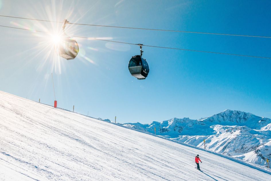 Piste M. Credit: Office du Tourisme Val d'Isère. Top of Piste M, Solaise gondola, ski holidays Val d'Isère