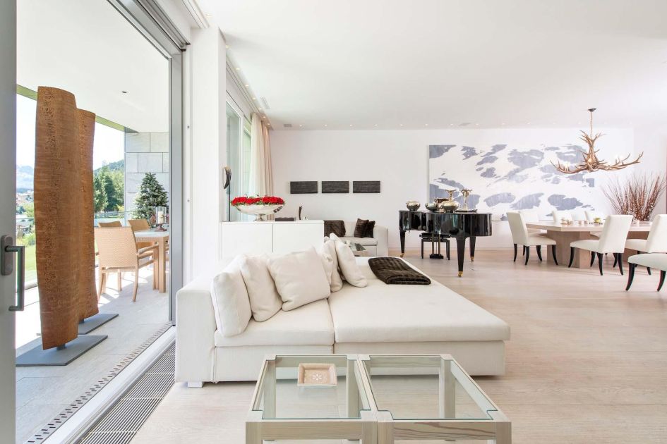 Apartment Lakeside, St Moritz Apartment Lakeside is one of our luxury self-catered chalets in St Moritz, looking out to the beautiful Lake St Moritz and mountain scenery.