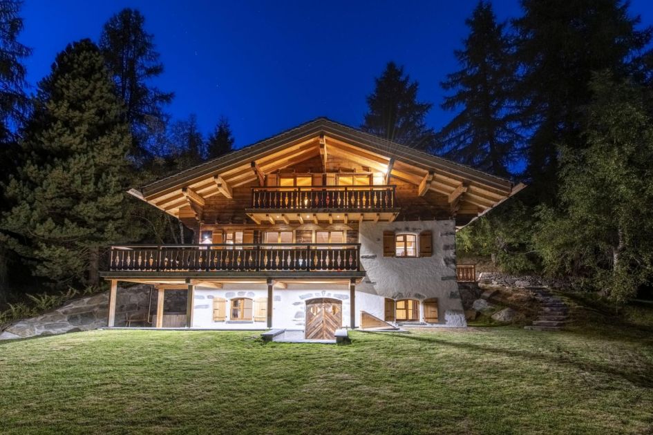 Chalet Tire Bouchon is a 250m² luxury ski chalet in Verbier sleeping 8-10 guests, just a short drive away from the resort centre and local restaurants.