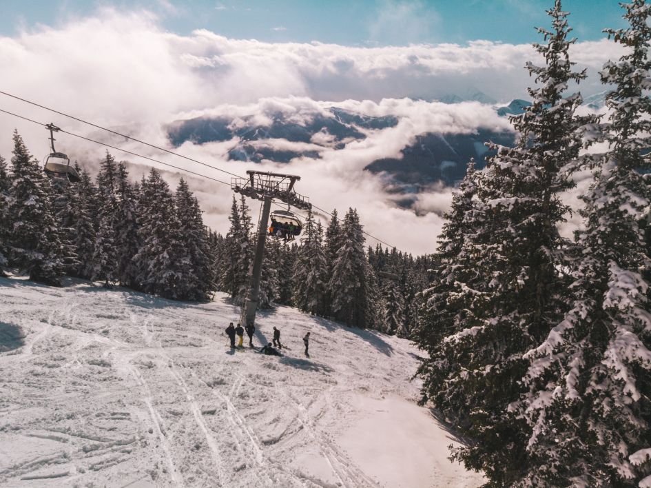 Skiing with a group. Photo by Bert Christiaens Skiing in a group is fantastic for getting advice for nervous skiers, but it can also lead to peer pressure and a further fear of skiing.
