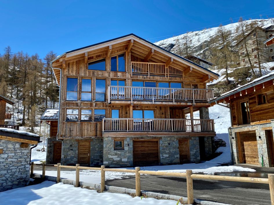 Sunny exterior shot of the luxury Chalet Monts in Tignes Les Boisses.