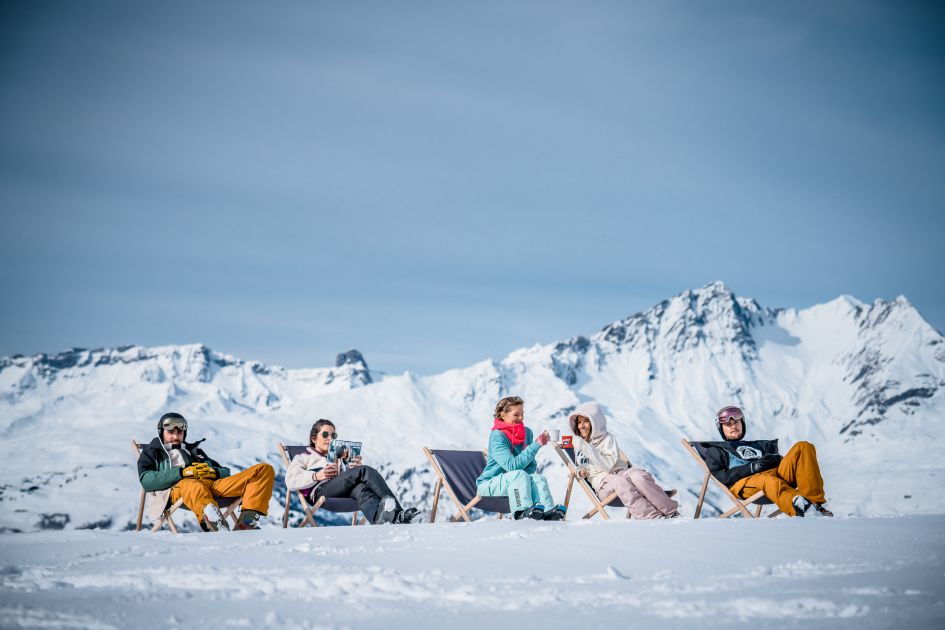 Lunchtime Deckchairs in Les Arcs. Credit: Les Arcs Tourisme sunbathing in the snow in Les Arcs during a long lunch on your luxury spring ski holiday