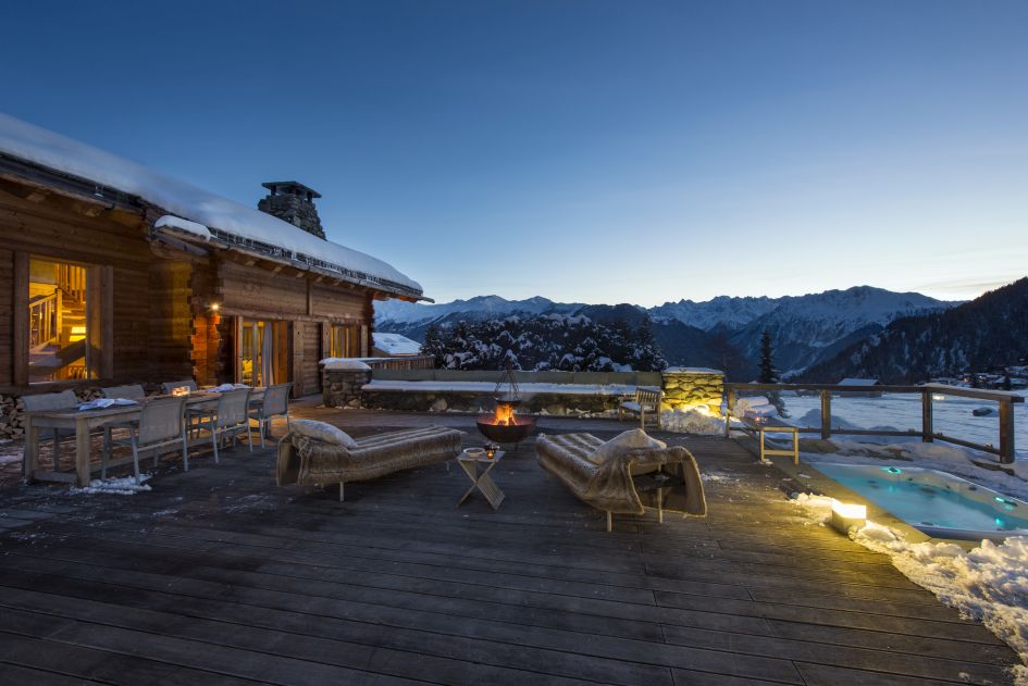 The terrace and hot tub of Chalet Pierre Avoi, a perfect place to spend the late afternoon on on your spring ski holiday.