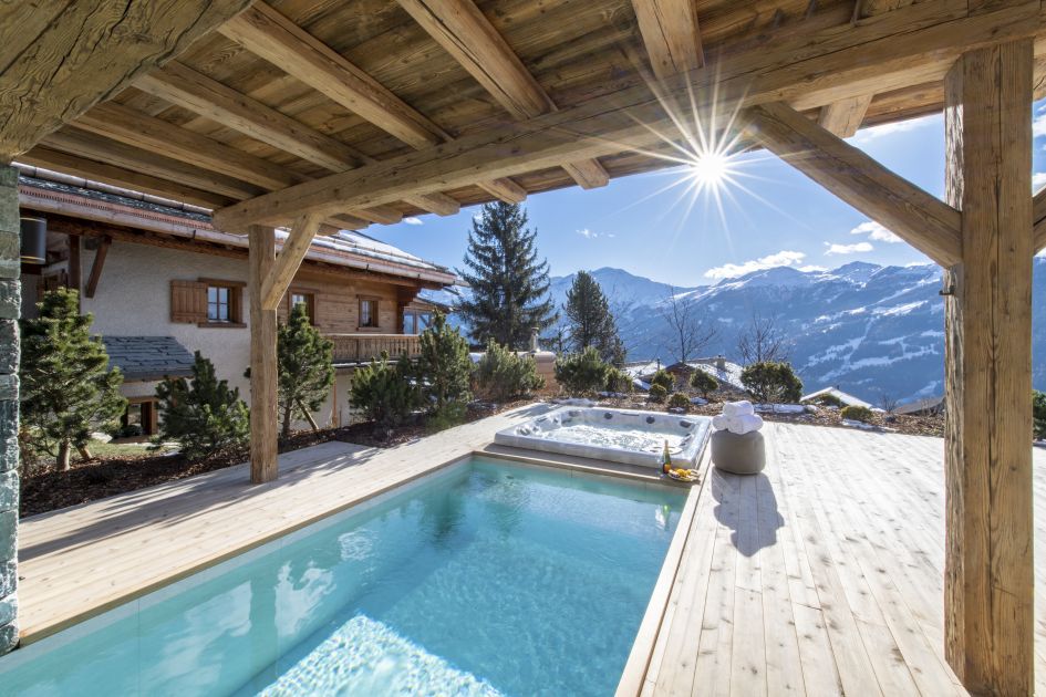 The swimming pool and hot tub of Chalet Foulon in Verbier.
