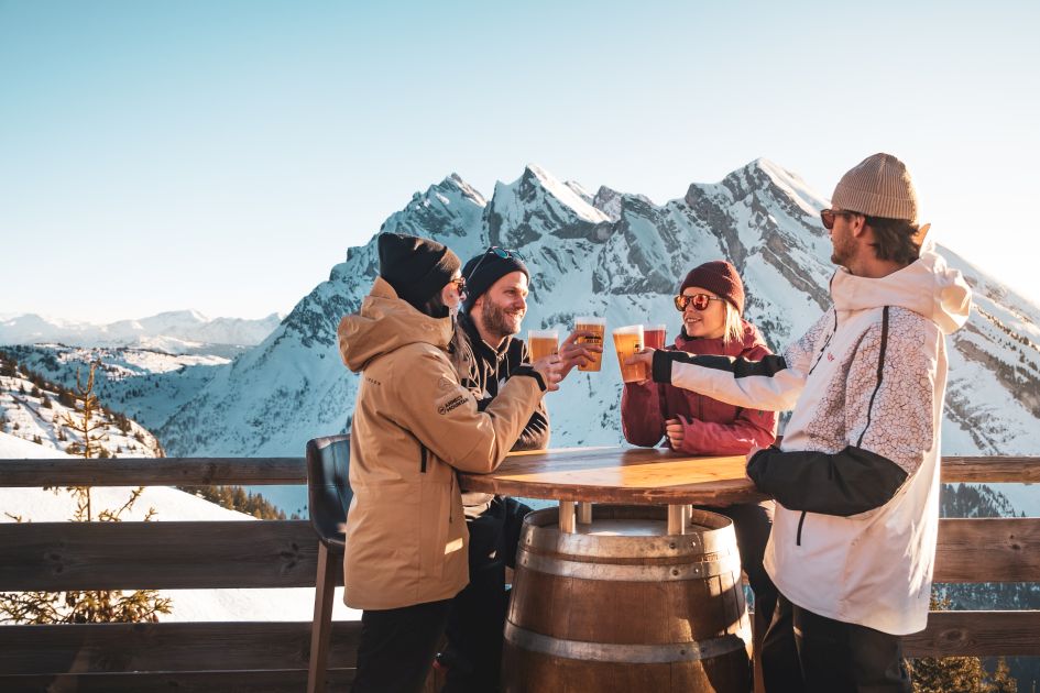 Après-ski in La Clusaz © Pierre Guilbaud Après-ski in La Clusaz is an important part of your ski holiday! Enjoy a drink with friends in a La Clusaz mountain terrace, looking out to incredible views, or in the resort centre in a rustic, traditional wooden bar.