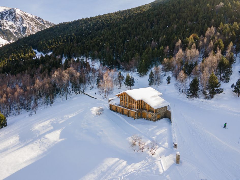 The luxury ski in ski out chalet in Andorra, Hermitage Mountain Lodge, along with the blue Gall de Bosc piste that runs alongside it. 