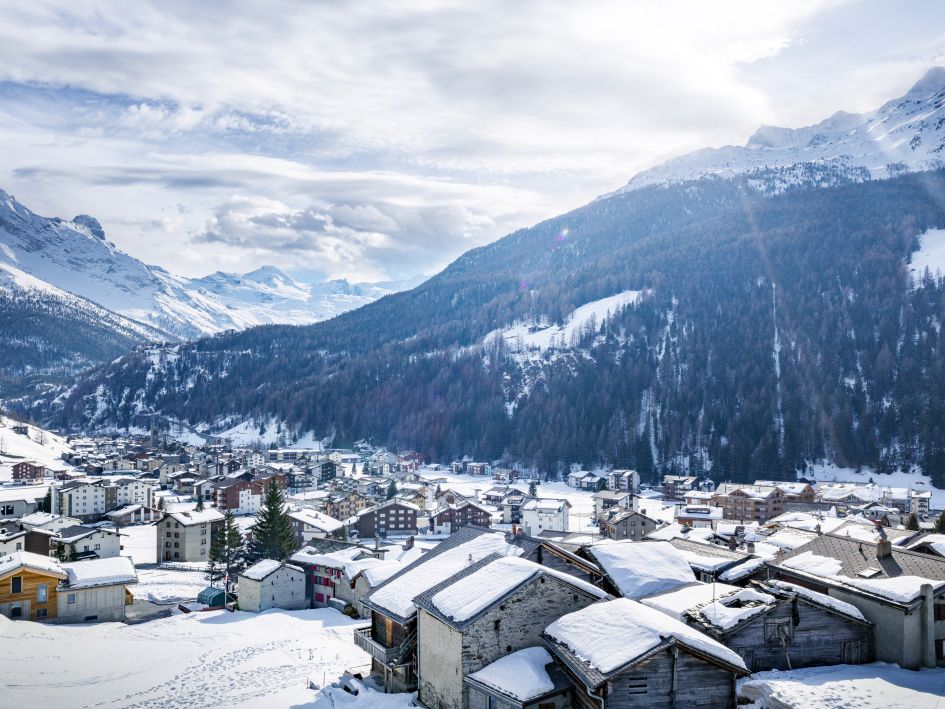 Saas-Grund. Copyright: PPR/Saastal Tourismus AG. A snowy Saas-Grund, adjacent village to Saas-Fee and one of the best ski resorts for beginners in Switzerland.