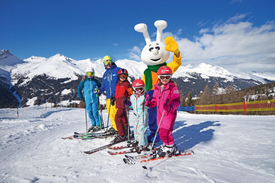 Davos Skischule. Copyright: Destination Davos Klosters/Renato Bagattini Ski school in Davos, Switzerland, one of our pick for best ski resorts for beginners in Europe.