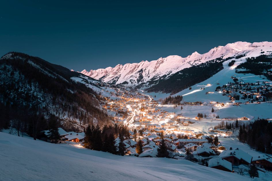 La Clusaz at night in the Aravis Valley © Clement Hudry La Clusaz is one of the best ski resorts near Geneva and Annecy. In nighttime and in the day, La Clusaz ski resort is a pretty and charming village lying in the Aravis Valley.
