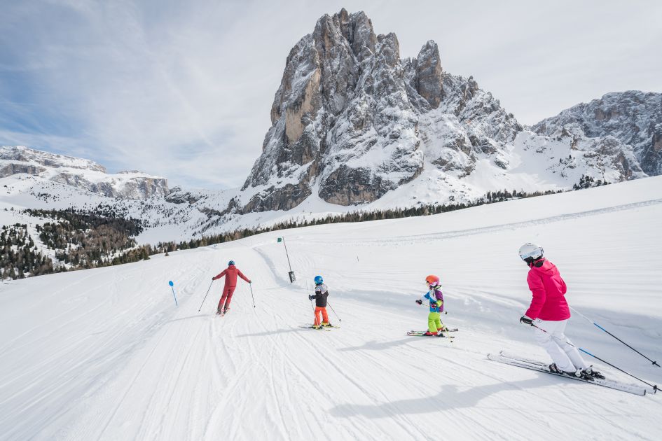 Ski instructor and ski school skiing in Ortisei on the Alpe di Siusi/Seiser Alm. 