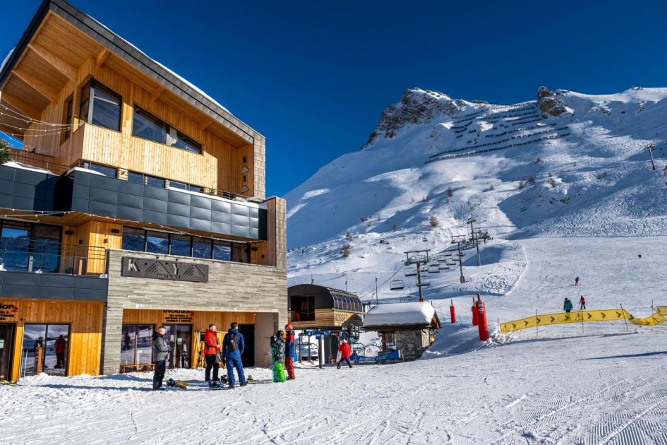 Chalet Tajj is one of our top luxury self catered ski in ski out chalets in Tignes. Sitting in the beginner ski area, Chalet Tajj is found at the end of the Troilles black piste, adjacent to the ski lift.