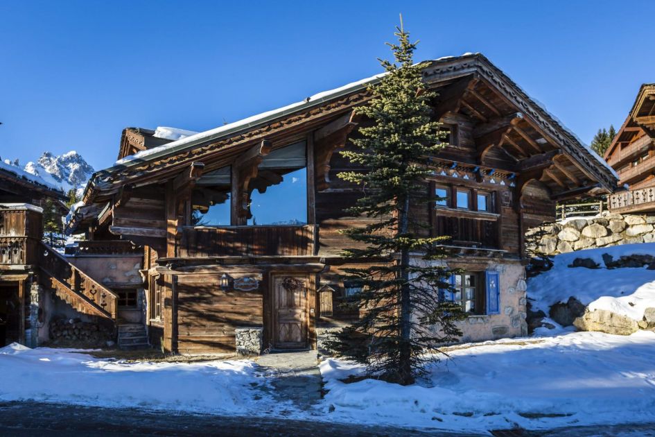 Chalet Anchorage, Courchevel 1850 Chalet Anchorage is one of our best luxury self catered chalets in France, lying in a great position in the exclusive resort of Courchevel 1850. It's inviting, traditionally wooden facade is mirrored inside the chalet, oozing true mountain luxury!