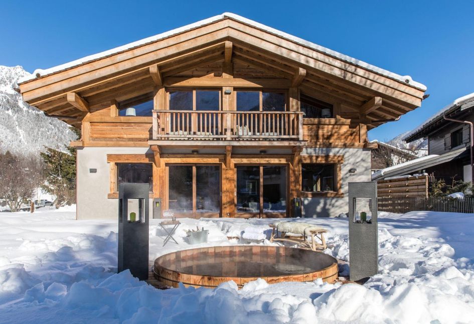 Chalet Seren's outdoor sunken hot tub offers a great place to relax after a day's skiing in Chamonix, in view of the Mont Blanc in the distance.