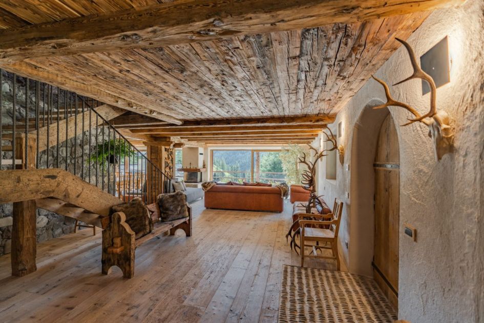 Cesa del Louf, Arabba. The authentic interior entrance of Cesa del Louf in Arabba, a special retreat for a luxury ski holiday in Italy.
