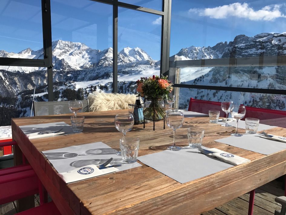 Mountain lunch in Courchevel at Caves des Creux, table with mountain views