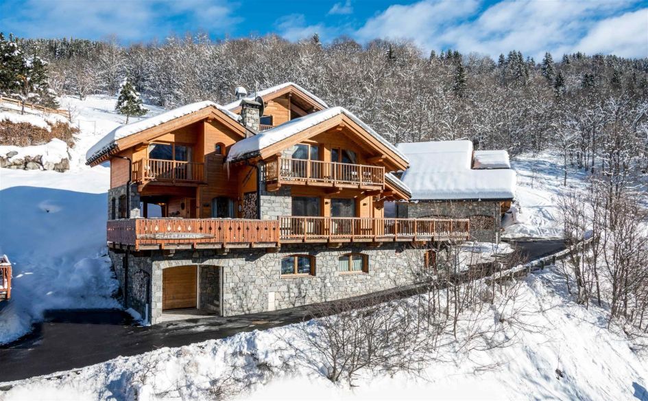 Chalet Iamato is another one of our Méribel Village chalets to feature on this blog. Its striking wooden and exposed stone exterior points out in a south-facing direction, to take advantage of impressive Les Allues Valley views.