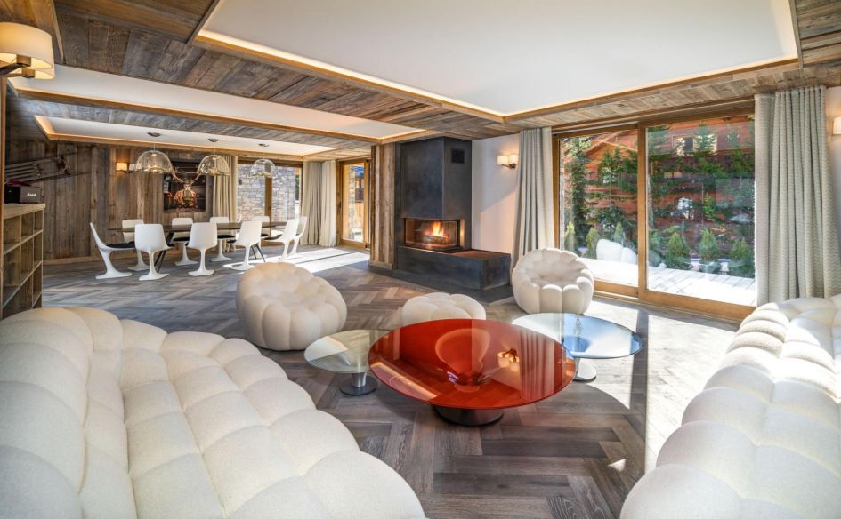 Contemporary, open-plan living is found in Chalet L'Ours Rouge's main living space. Sleeping 6-10 guests, this ground floor apartment promises the same level of luxury as one of our Méribel Village chalets. Don't worry though, a life of luxury still awaits at Chalet L'Ours Rouge!