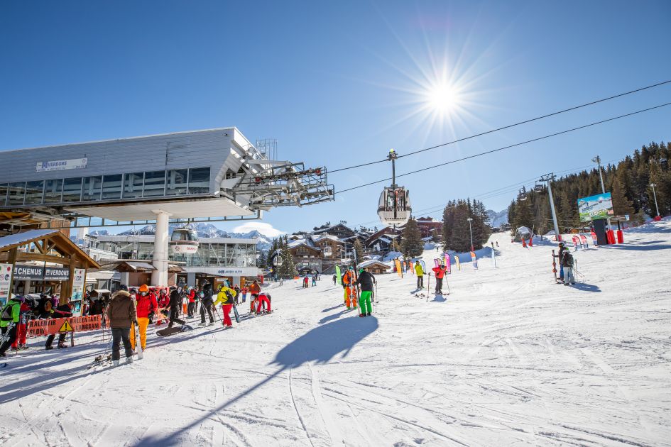 Skiers congregating at La Croisette, with the Jardin Alpin and Verdons gondolas visible. 