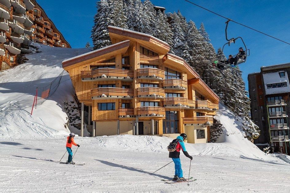 Chalet Beluga is a luxury ski in, ski out chalet in Avoriaz accommodating for 10-14 guests. In this picture, we can see how close the chalet is to the piste, as skiers fly past outside the front door.