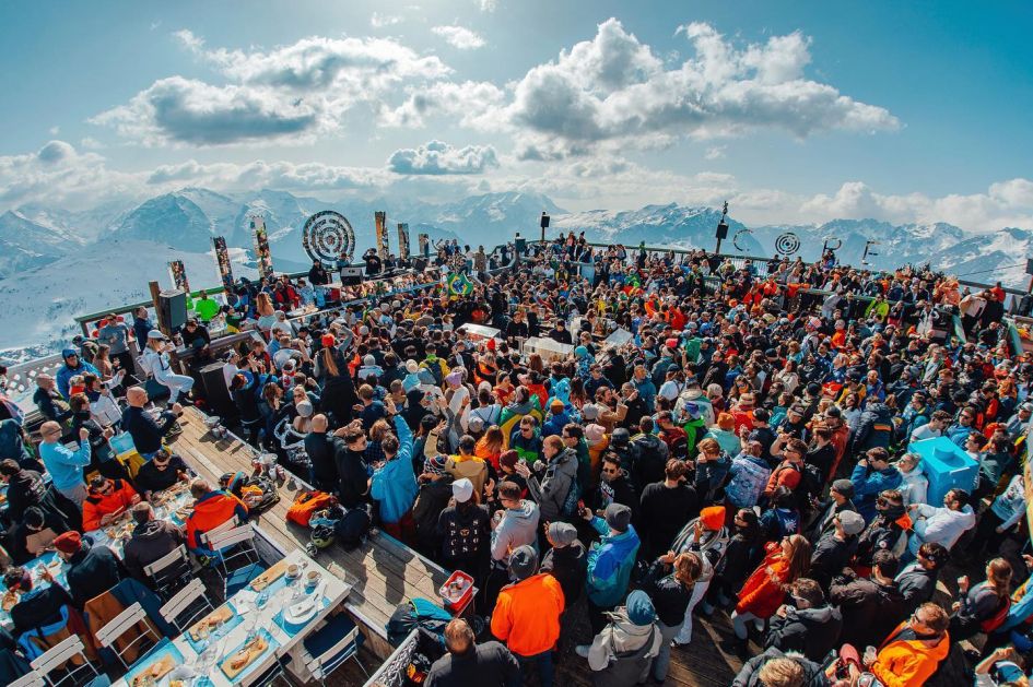 Après-ski in Alpe d'Huez doesn't get much better than La Folie Douce Alpe d'Huez. Featuring a massive terrace with views of the surrounding mountains, it's no wonder why large crowds are drawn to outdoor DJ performances!