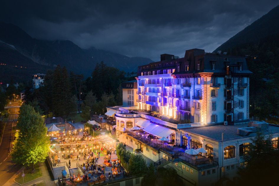 Perched on the hillside, La Folie Douce Hotel Chamonix stands tall and bright, complete with two large terraces, hotel facilities and an entertaining dining hall inside! 