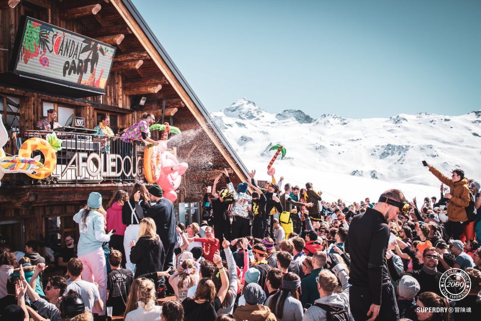 La Folie Douce Val Thorens promises a mountain party on the outdoor terrace with large crowds, Champagne and even inflatables - perfect for après-ski in Val Thorens!