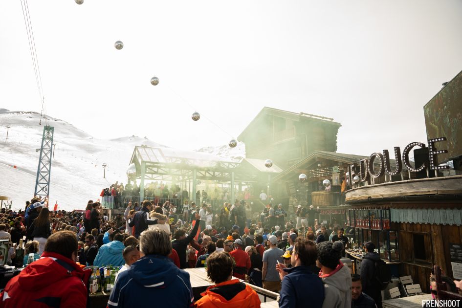 Après-ski in Val d'Isère and Tignes, at La Folie Douce, is sure to attract crowds on the terrace!