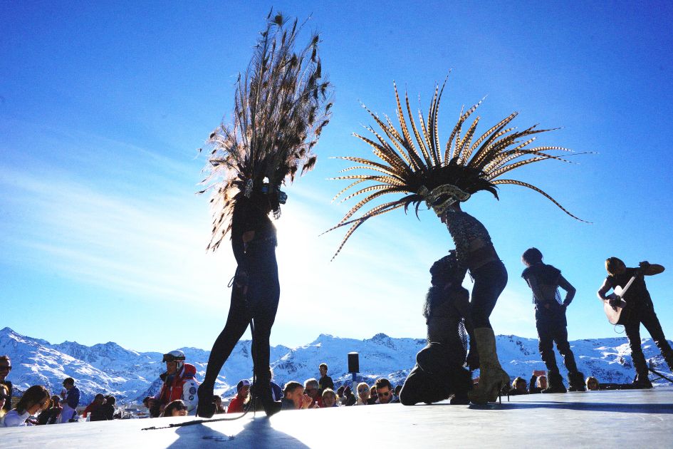 The performers at La Folie Douce Méribel-Courchevel wear impresive costumes to really put on a mountain show for visitors to enjoy whilst après-skiing on their holiday!