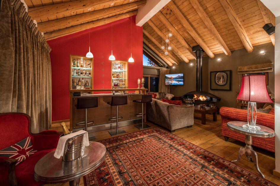Chalet Arolla, Méribel The lounge and bar area of Chalet Arolla, one of several contactless catered chalets in Méribel available for rental.