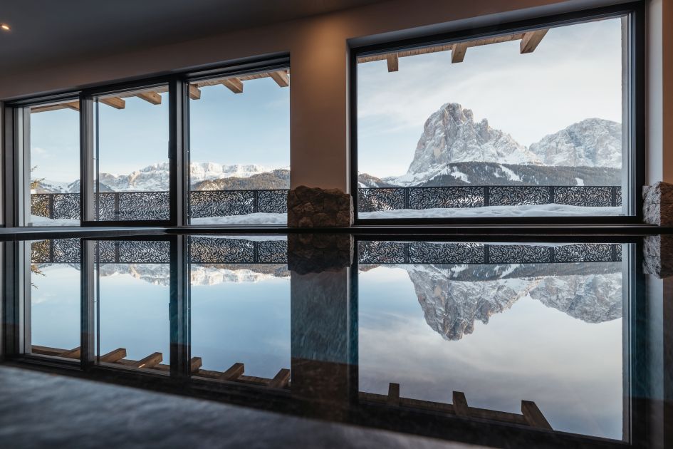 Chalet Robin, Santa Cristina The indoor swimming pool of Chalet Robin in Santa Cristina, Val Gardena, with magnificent mountain views framed in the windows.