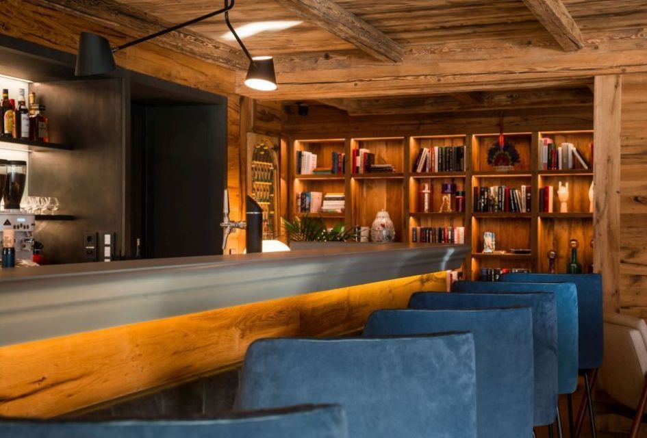 Arula Chalet 1, Lech A relaxing home bar with comfortable seating.