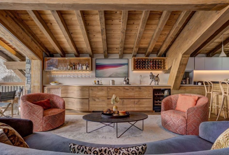 Chalet Constantia, St Martin de Belleville Home Gin bar incorporated into the chalets open-plan space.