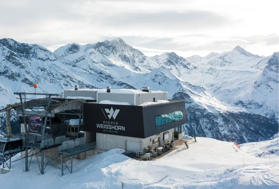 Dining at Espace Weisshorn. Credit: Sierre-Anniviers Marketing. Espace Weisshorn showcasing their high altitude dining, highest dining option in the area during a luxury ski holiday in Grimentz.
