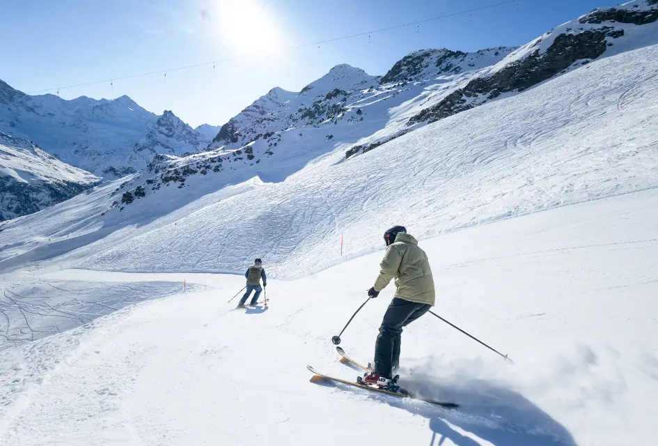 Skiing in Grimentz. Credit: Sierre-Anniviers Marketing. Grimentz-Zinal slope showcasing pisted and non-pisted terrain during a luxury ski holiday in the Val d'Anniviers ski region.