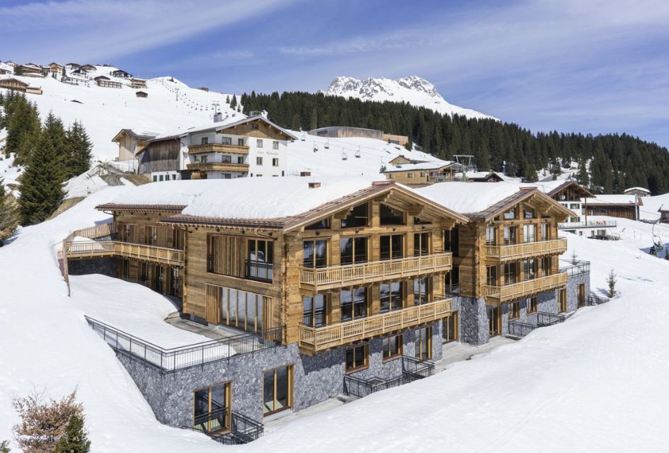 Arula Chalets alongside the blue Grubenalpe-Oberlech-Lech piste, Austria