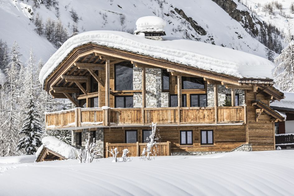 Exterior shot of Chalet Daria, covered in snow.