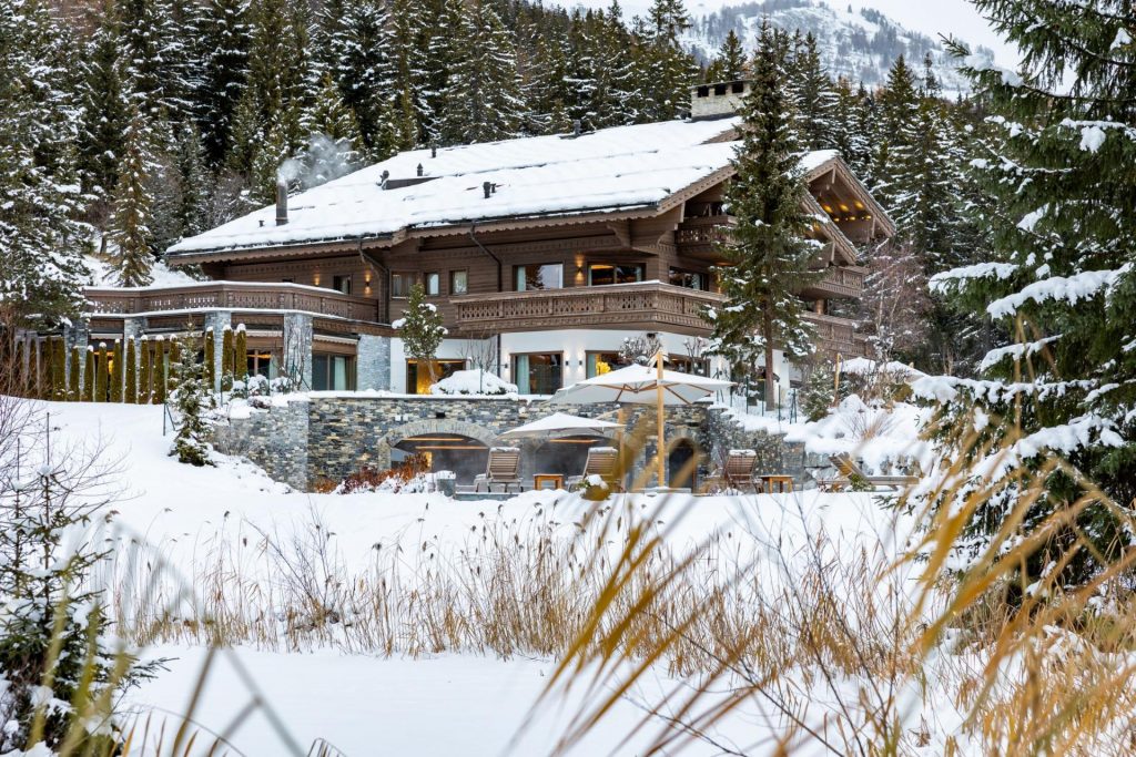 Ultima Crans 1, Crans-Montana A cosy chalet with an outdoor swimming pool nestled within pine trees