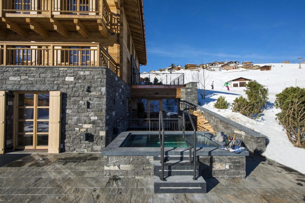 Chalet Überhaus, Lech Slopeside chalet with outdoor hot tub and an exposed terrace offering incredibly immersive views of the slopes.