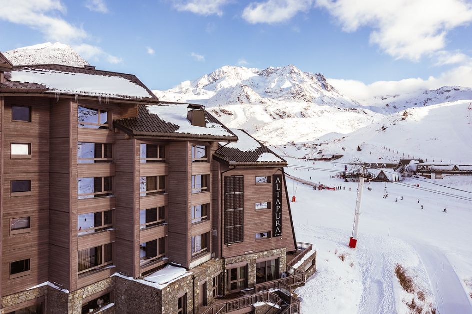 Facade of the 5* Hotel Altapura, with the ski slopes beside it.