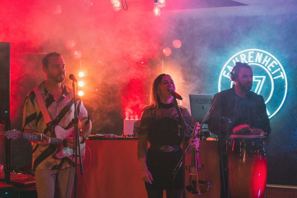 A band performing live music in Le Zinc bar in Fahrenheit 7. 