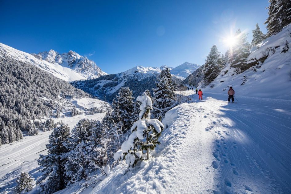Credit: Méribel Tourisme - Sylvain Amoz Skiers exploring the pistes through the mountains of Méribel.
