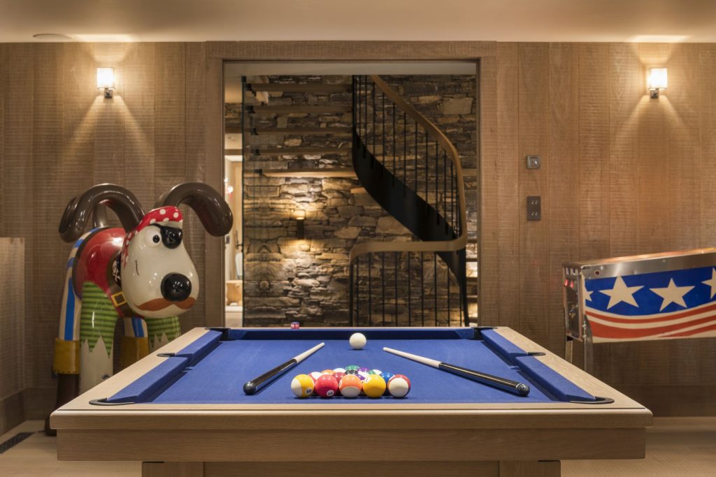 Chalet Alpaca, Méribel A wooden pool table in Chalet Alpaca's games room, to the left sits a colourful Gromit statue dressed in a pirate outfit.