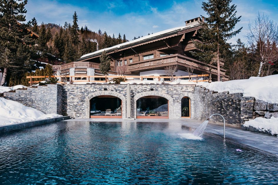 Ultima Crans 1, Crans-Montana Ultima Crans 1 overlooking its outdoor swimming pool set against a backdrop of a snow-covered hillside